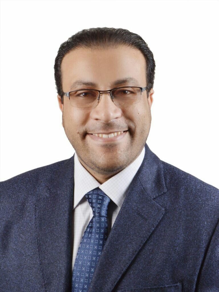 دكتور محمد أسامة رائد تقويم الأسنان الشفاف في مصر في عيادة كريستال كلير